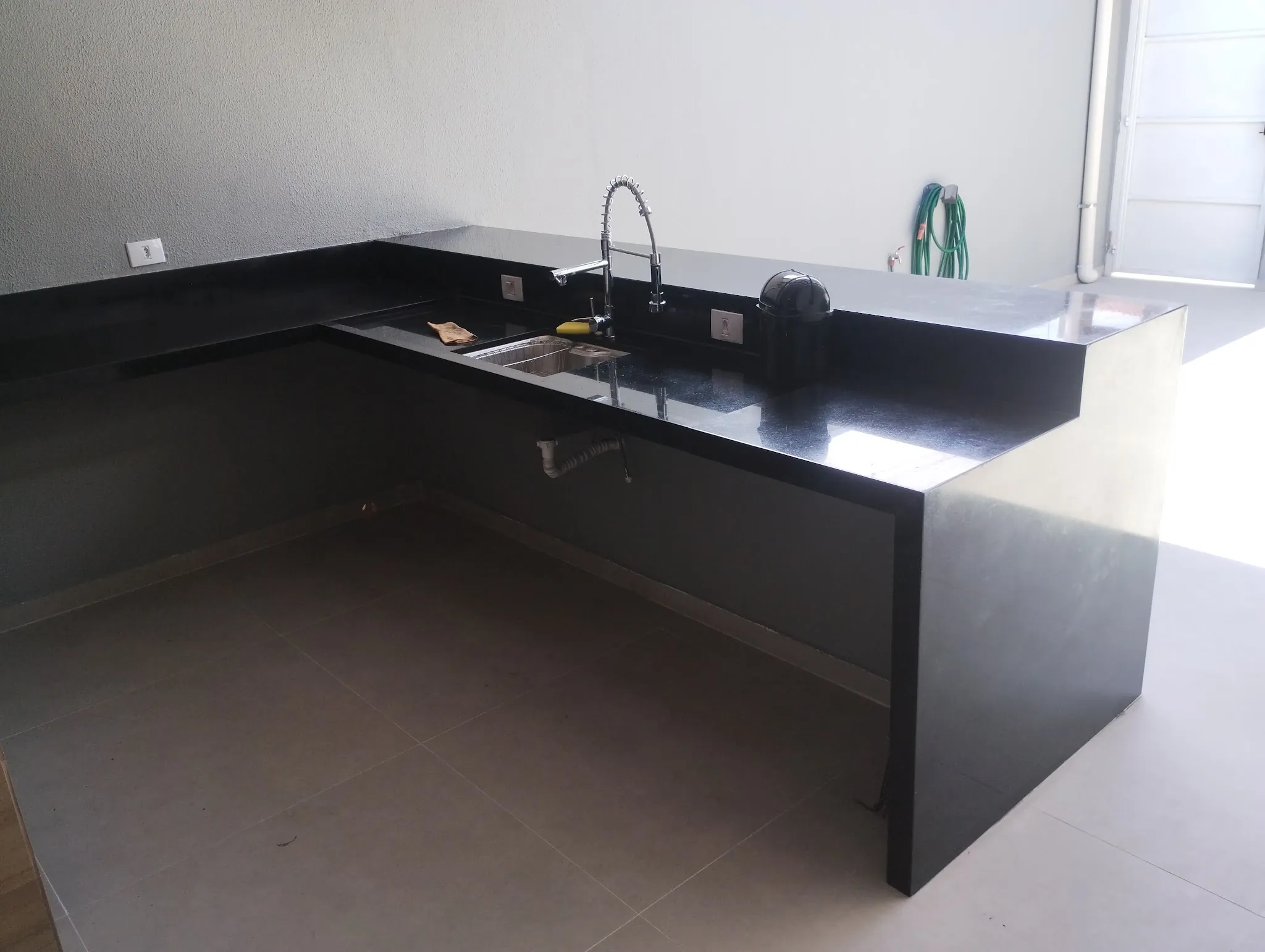 Bancada de cozinha em granito preto, da Marmoraria AG